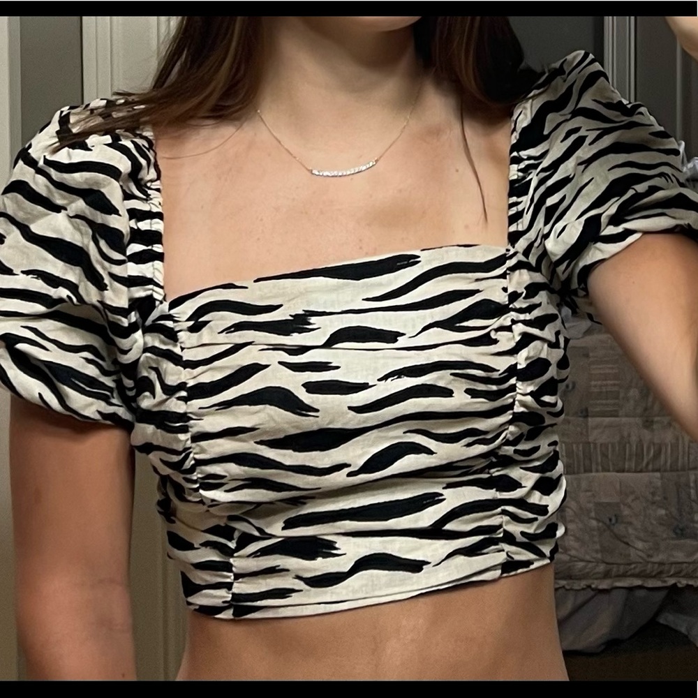 Glassons “tiger fever” size US 6 cross back puff sleeve top